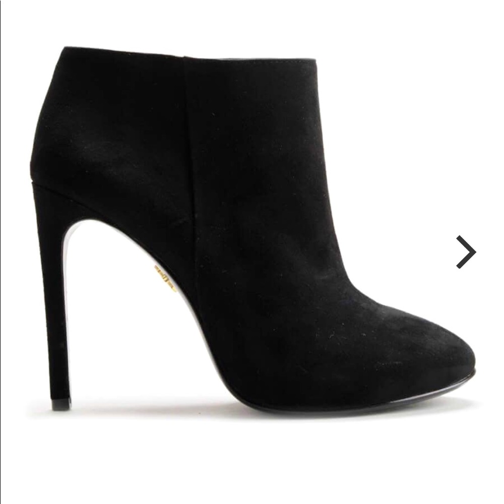 Pour La Victoire  Adelle Suede Cut Off Bootie/Black Suede/6.5